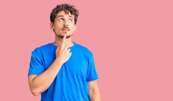 Junger Gutaussehender Mann Mit Lockigem Haar Lässiger Kleidung Der Konzentriert — Stockfoto