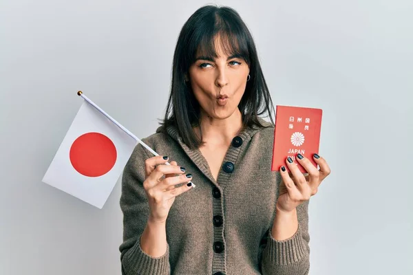 Ung Latinamerikansk Kvinna Som Håller Japansk Flagga Och Pass Gör — Stockfoto