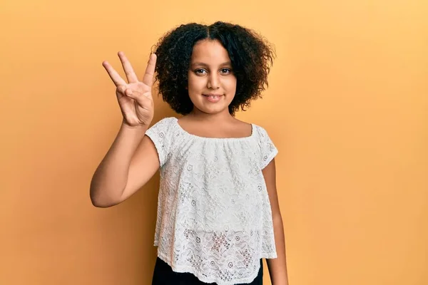 Kleines Mädchen Mit Afro Haaren Trägt Lässige Kleidung Und Zeigt — Stockfoto