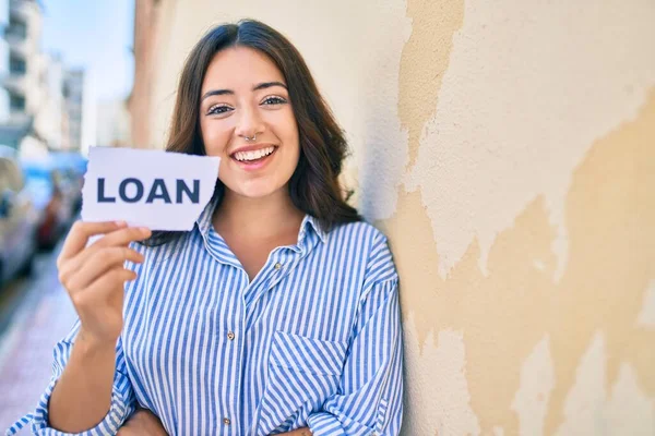 Νεαρή Ισπανίδα Επιχειρηματίας Χαμογελά Ευτυχισμένη Κρατώντας Χαρτί Λέξη Δανείου Στην — Φωτογραφία Αρχείου