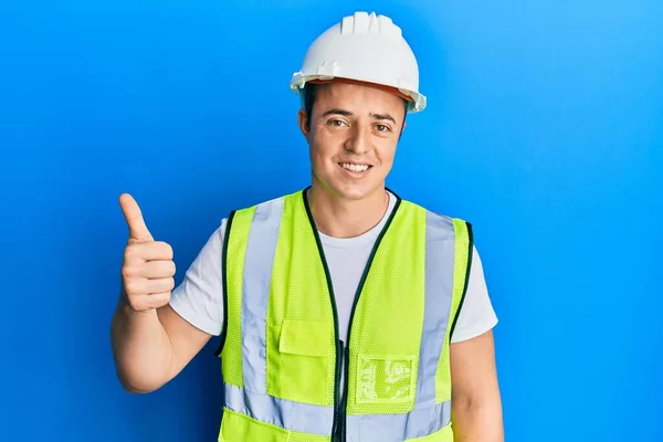 Bonito Jovem Vestindo Capacete Segurança Casaco Reflexivo Sorrindo Feliz Positivo — Fotografia de Stock