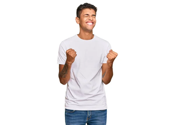 Jovem Bonito Homem Afro Americano Vestindo Camiseta Branca Casual Animado — Fotografia de Stock