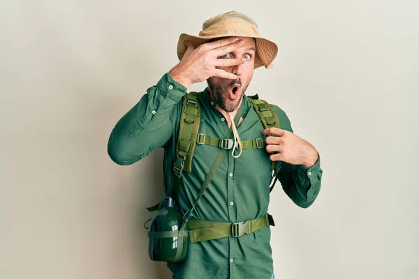 Handsome Man Beard Wearing Explorer Hat Backpack Peeking Shock Covering — Stock Fotó