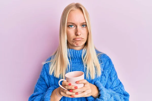 Young Blonde Girl Wearing Winter Sweater Drinking Cup Hot Coffee — 스톡 사진