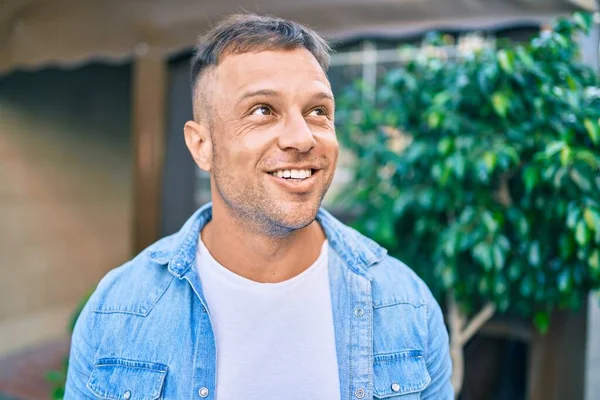 Joven Hombre Caucásico Sonriendo Feliz Caminando Ciudad —  Fotos de Stock