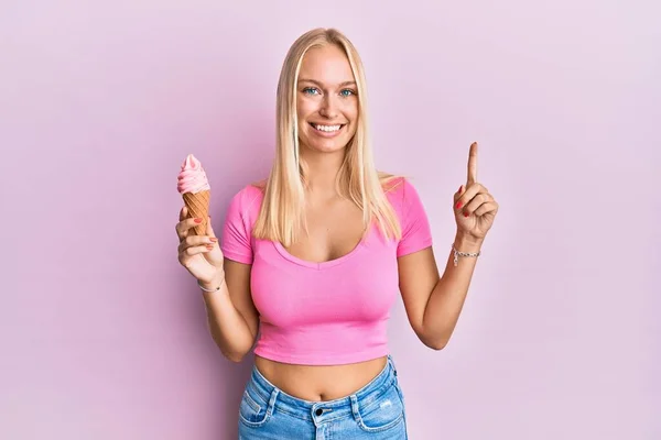 Ung Blond Flicka Håller Glass Leende Med Idé Eller Fråga — Stockfoto