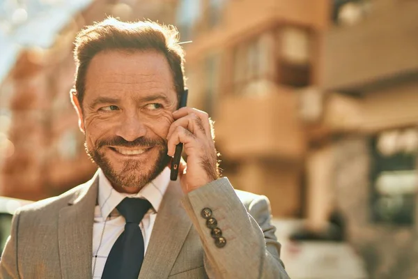 Podnikatel Středního Věku Šťastně Usmívá Když Mluví Smartphonu Městě — Stock fotografie