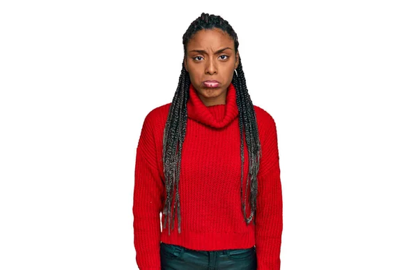 身穿休闲式冬季毛衣的非裔美国妇女忧心忡忡 哭哭啼啼 悲伤的表情 — 图库照片