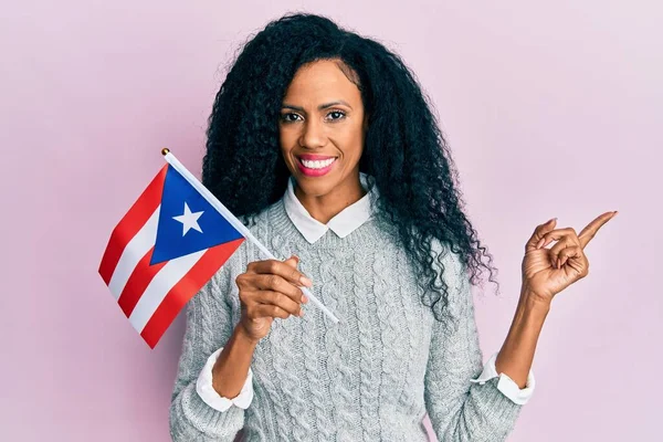 Középkorú Afro Amerikai Kezében Puerto Rico Zászló Mosolyogva Boldog Mutató — Stock Fotó
