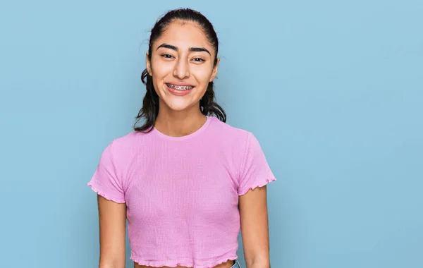 Hispanisches Teenager Mädchen Mit Zahnspange Lässiger Kleidung Mit Einem Fröhlichen — Stockfoto