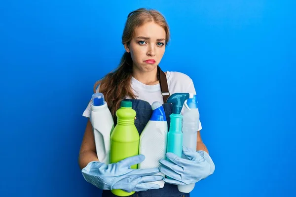 Beautiful Blonde Caucasian Woman Wearing Cleaner Apron Holding Cleaning Products — Stock Photo, Image