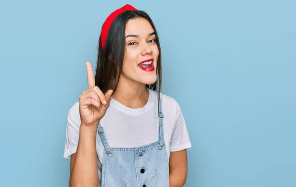 Menina Hispânica Jovem Vestindo Roupas Casuais Mostrando Apontando Para Cima — Fotografia de Stock