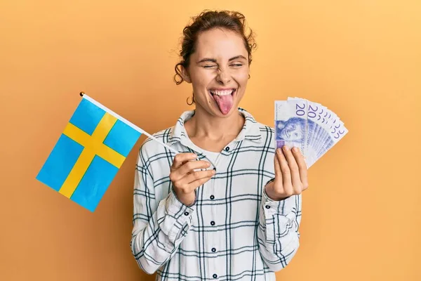 Jonge Brunette Vrouw Met Zweedse Vlag Krone Bankbiljetten Steken Tong — Stockfoto