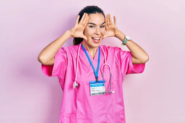 Mladá Brunetka Doktorské Uniformě Stetoskopu Vesele Usmívající Hrající Boo Rukama — Stock fotografie