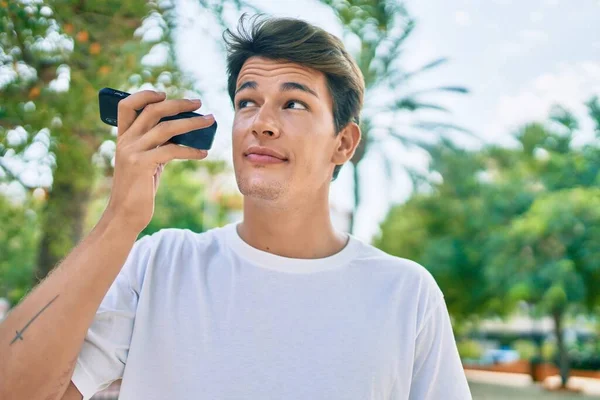 Jonge Kaukasische Man Glimlachend Blij Luisterend Audioboodschap Met Smartphone Stad — Stockfoto