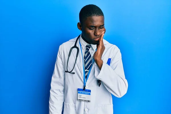 Hombre Afroamericano Joven Que Usa Uniforme Médico Tocando Boca Con — Foto de Stock
