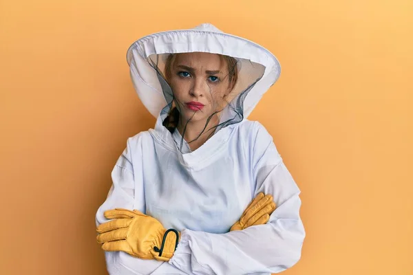 Bella Donna Caucasica Bionda Con Indosso Protettivo Apicoltore Uniforme Scettico — Foto Stock