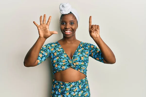 Jeune Femme Africaine Portant Turban Cheveux Style Africain Montrant Pointant — Photo