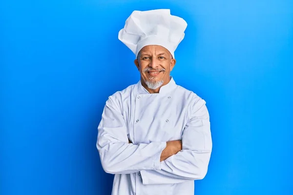 中年白发男子身穿职业厨师制服 头戴帽子 面带微笑 交叉着双臂看着相机 积极的人 — 图库照片