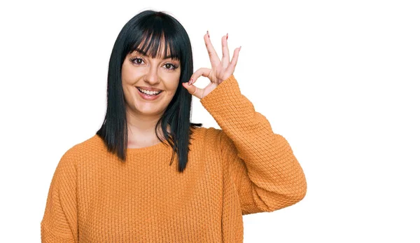 Young Hispanic Woman Wearing Casual Clothes Smiling Positive Doing Sign — Stock Photo, Image