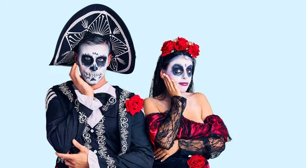 Young Couple Wearing Mexican Day Dead Costume Background Thinking Looking — ストック写真