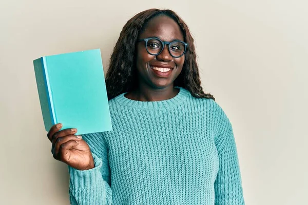Afrikansk Ung Kvinna Läser Bok Bär Glasögon Ser Positiv Och — Stockfoto