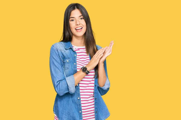 Jonge Brunette Vrouw Dragen Casual Kleding Klappen Applaudisseren Gelukkig Vrolijk — Stockfoto