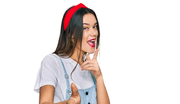 Молодая Латиноамериканка Повседневной Одежде Указывает Пальцем Камеру Счастливым Смешным Лицом — стоковое фото