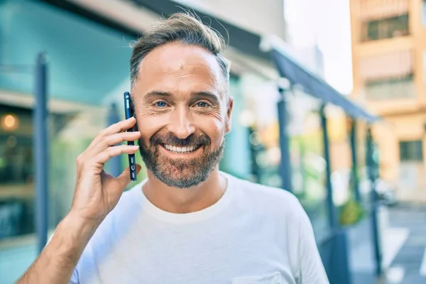 Hombre Guapo Mediana Edad Sonriendo Feliz Usando Teléfono Inteligente Ciudad — Foto de Stock