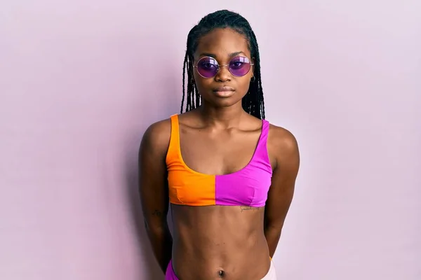 Młoda Afroamerykanka Bikini Okularach Przeciwsłonecznych Przygnębiona Martwiąca Się Niepokój Płacząca — Zdjęcie stockowe