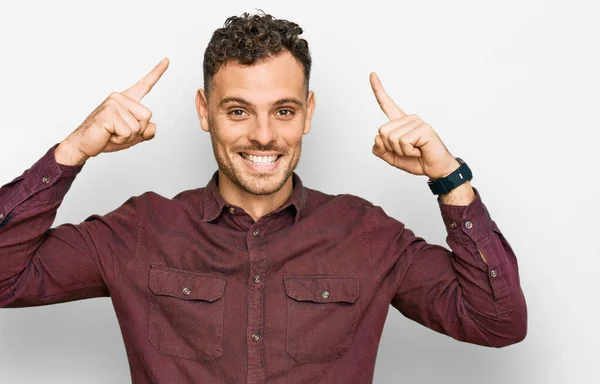 Young Hispanic Man Wearing Casual Clothes Smiling Pointing Head Both — Stock Photo, Image