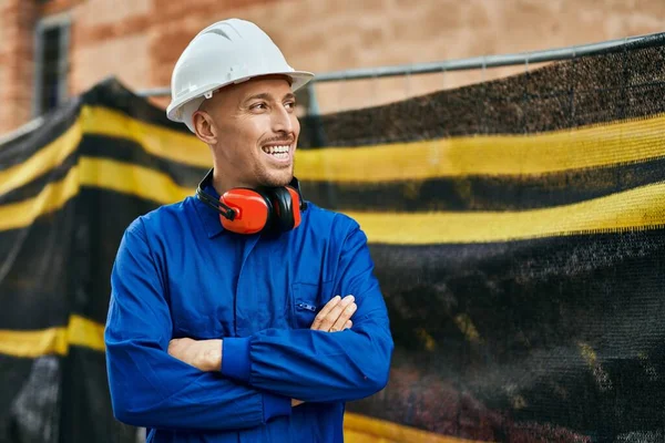 Jovem Trabalhador Caucasiano Sorrindo Feliz Vestindo Uniforme Cidade — Fotografia de Stock