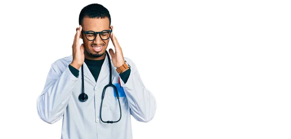 아프리카 미국인 남자가 복장을 청진기를 머리에 있어요 스트레스때문에 통이죠 편두통으로 — 스톡 사진
