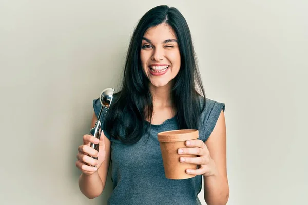 Junge Hispanische Frau Mit Einem Zwinkernden Blick Die Kamera Mit — Stockfoto