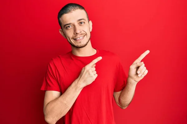 Jovem Hispânico Vestindo Camiseta Vermelha Casual Sorrindo Olhando Para Câmera — Fotografia de Stock