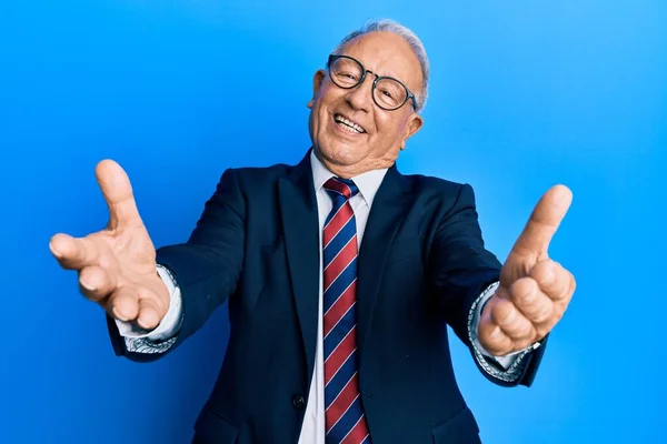 Starszy Biały Mężczyzna Garniturze Biznesowym Krawacie Patrzący Kamerę Uśmiechający Się — Zdjęcie stockowe