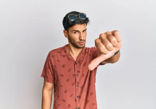 Jonge Knappe Man Met Casual Zomerkleding Die Ongelukkig Boos Uitziet — Stockfoto