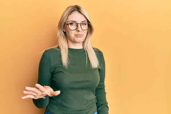Junge Kaukasische Frau Lässiger Kleidung Und Brille Angewidert Ausdruck Ungehalten — Stockfoto