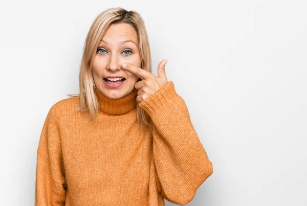 Middle Age Caucasian Woman Wearing Casual Winter Sweater Pointing Hand — 图库照片