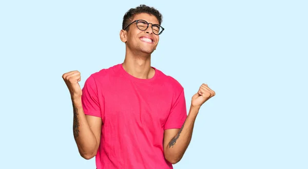 Jovem Bonito Homem Afro Americano Vestindo Roupas Casuais Muito Feliz — Fotografia de Stock