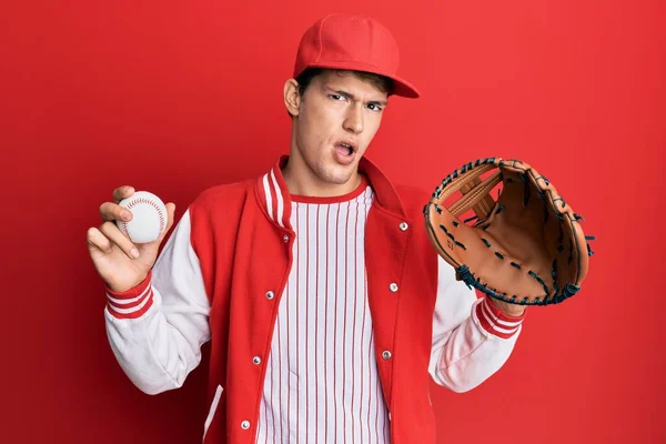 Handsome Caucasian Man Wearing Baseball Uniform Holding Golve Ball Shock — Fotografia de Stock