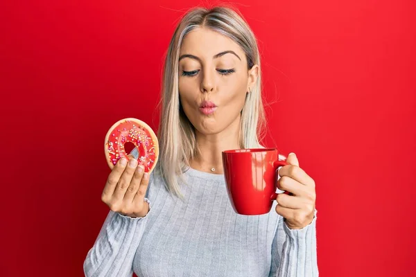 Hermosa Mujer Rubia Comiendo Donut Tomando Café Haciendo Cara Pescado —  Fotos de Stock