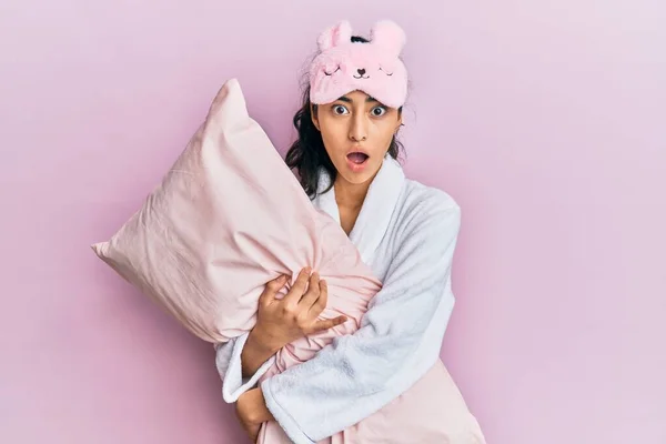 Adolescente Hispana Con Aparatos Dentales Con Máscara Para Dormir Bata —  Fotos de Stock