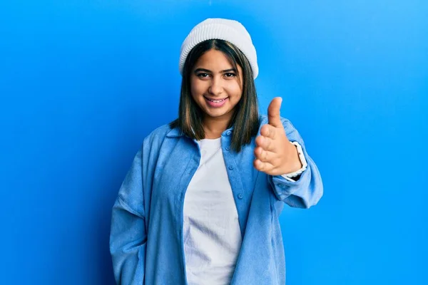 Mujer Latina Joven Con Gorra Lana Linda Sonriendo Amigable Ofreciendo —  Fotos de Stock