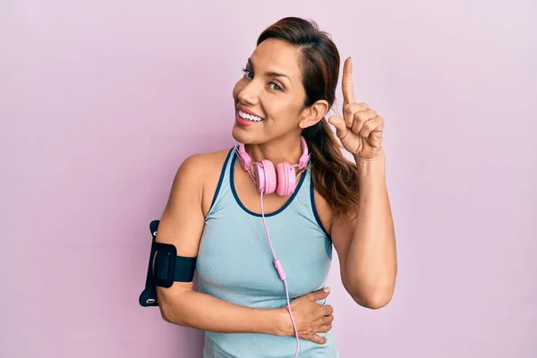 Jeune Femme Latine Portant Des Vêtements Gymnastique Utilisant Des Écouteurs — Photo