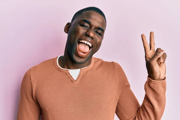 Ein Junger Afrikanisch Amerikanischer Mann Lässiger Kleidung Lächelt Mit Glücklichem — Stockfoto