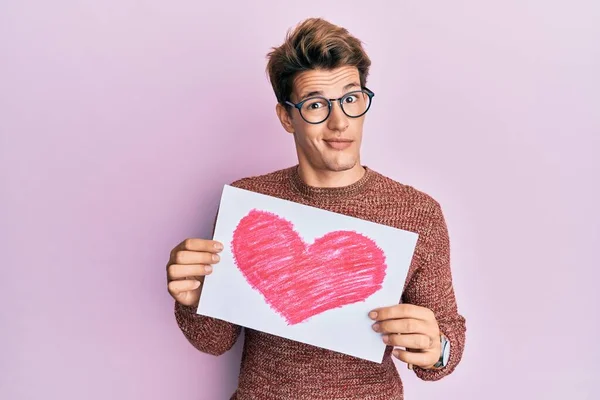 Hombre Caucásico Guapo Sosteniendo Corazón Dibujar Escéptico Nervioso Frunciendo Ceño — Foto de Stock