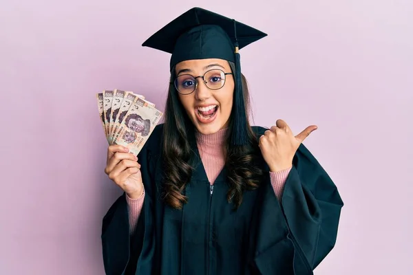 Young Hispanic Woman Wearing Graduation Uniform Holding Mexican Pesos Banknotes — Stock Photo, Image