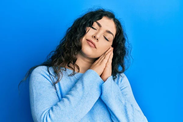 Joven Morena Con Pelo Rizado Usando Ropa Casual Durmiendo Cansada — Foto de Stock