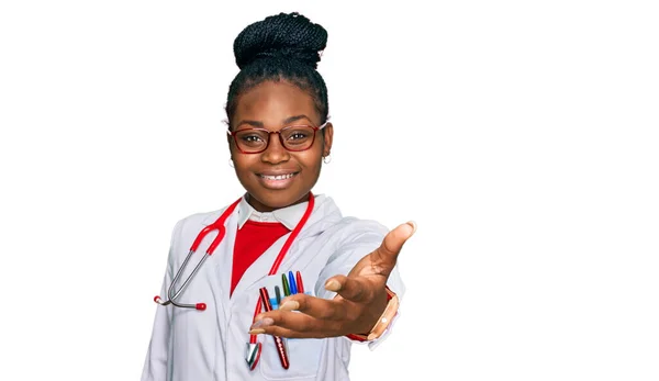 Ung Afrikansk Amerikansk Kvinna Bär Läkare Uniform Och Stetoskop Leende — Stockfoto